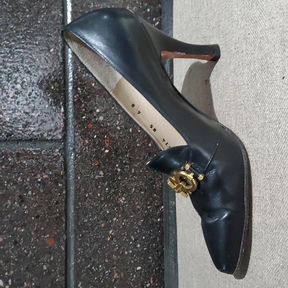 SALVATORE FERRAGAMO BLACK HEELS GOLD GANCINI HORSE BIT LEATHER OLD MONEY - Picture 6 of 12